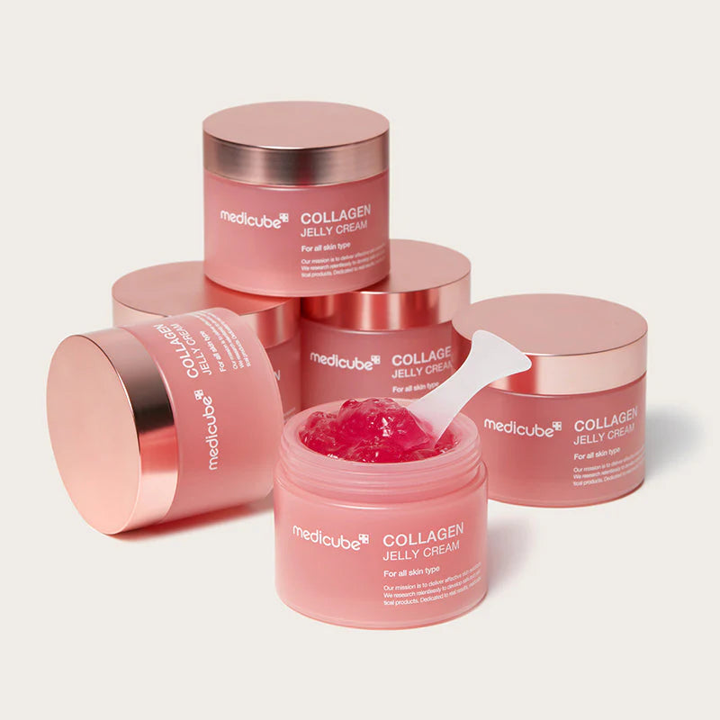 Vários frascos Medicube Collagen Jelly Cream empilhados, um aberto com espátula