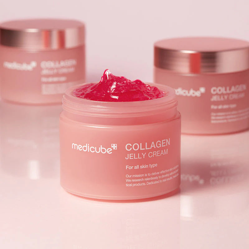 Três frascos Medicube Collagen Jelly Cream, um deles aberto com textura visível