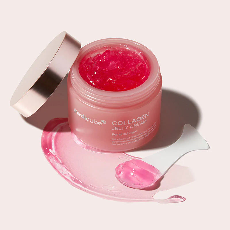 Espátula com gel-creme rosa ao lado do frasco aberto Medicube Collagen Jelly Cream