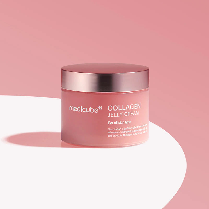 Frasco fechado Medicube Collagen Jelly Cream sobre fundo rosa com círculo branco