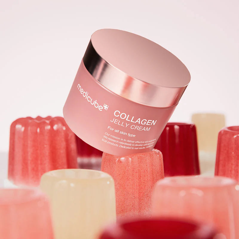 Frasco Medicube Collagen Jelly Cream inclinado entre cubos de gelatina decorativos