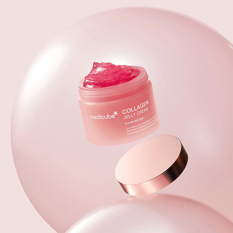 Frasco aberto Medicube Collagen Jelly Cream dentro de uma esfera decorativa