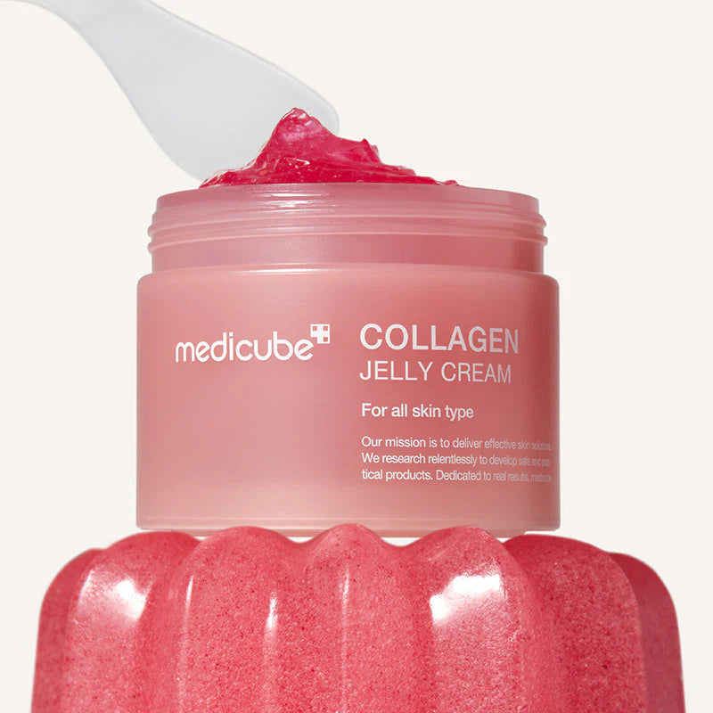 Espátula a recolher gel-creme rosa do frasco Medicube Collagen Jelly Cream