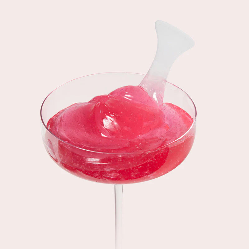Textura em gel rosa do Collagen Jelly Cream Medicube servida num copo tipo cocktail