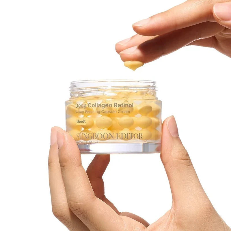 Mão a retirar uma cápsula do creme com a ponta do dedo, sobre um pote transparente aberto