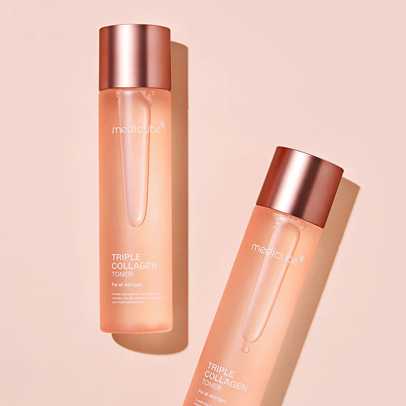 Dois frascos do Medicube Triple Collagen Toner em fundo rosa, vista de cima
