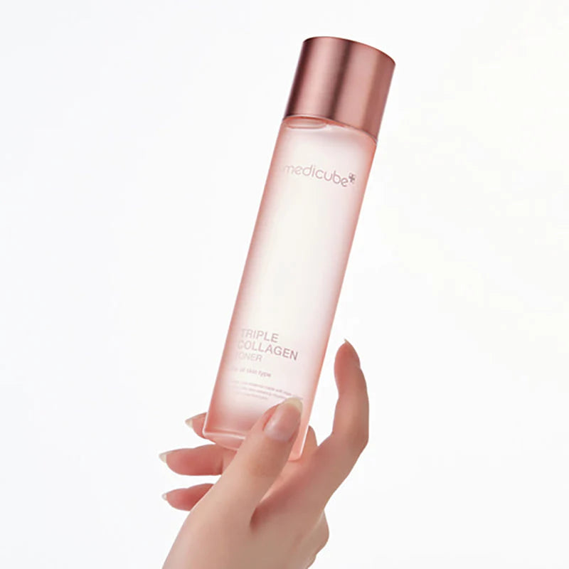 Frasco do Medicube Triple Collagen Toner segurado na mão, tampa dourada rosa