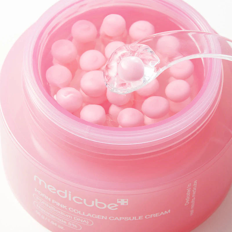 Cápsulas de colagénio rosa e gel do Medicube PDRN Pink Collagen Capsule Cream numa colher