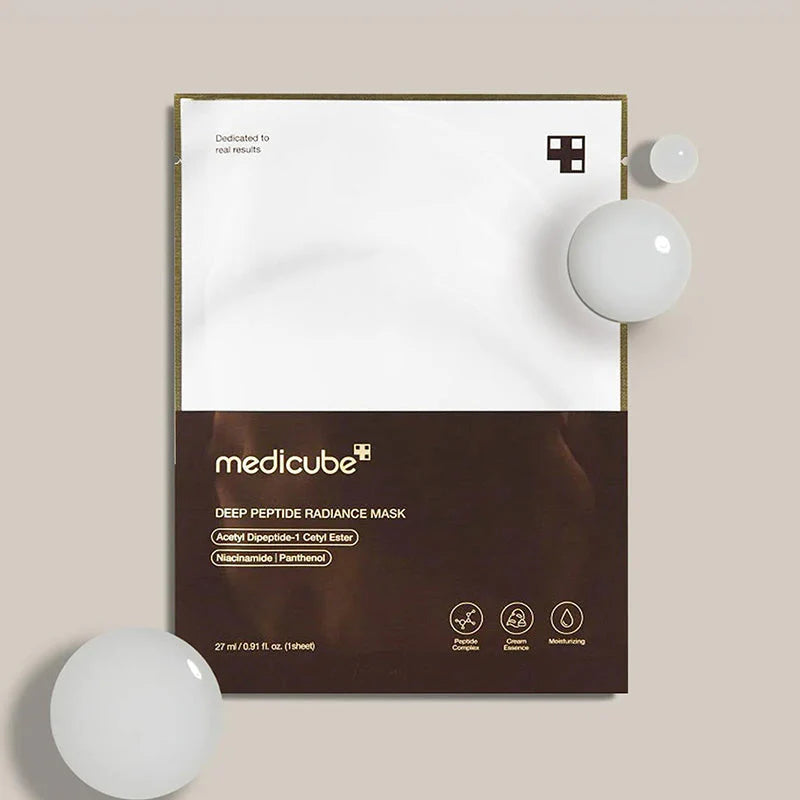 Embalagem da Medicube Deep Peptide Radiance Mask com gotas de essência em redor