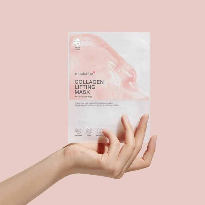 Mão a segurar a saqueta rosa e branca sobre fundo rosa-claro, para mostrar o tamanho da embalagem individual