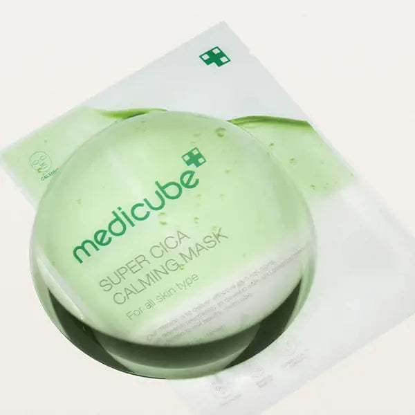 Saqueta dobrada da Medicube Super Cica Calming Mask, packshot em plano aproximado