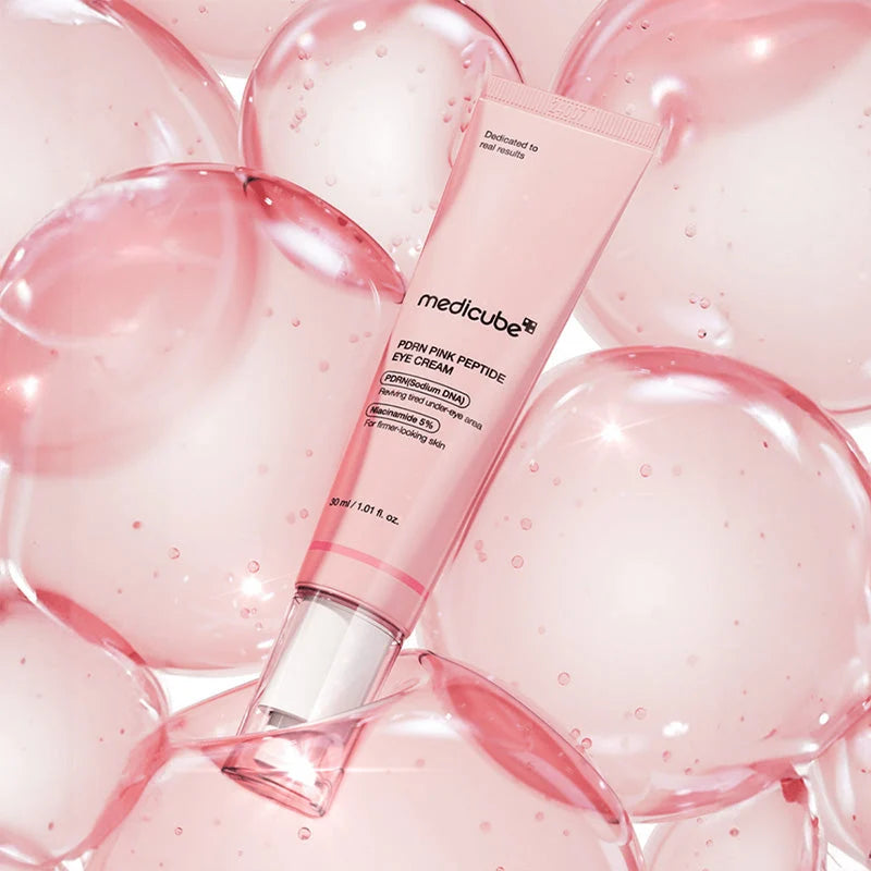 Tubo rosa sobre grandes gotas transparentes cor-de-rosa