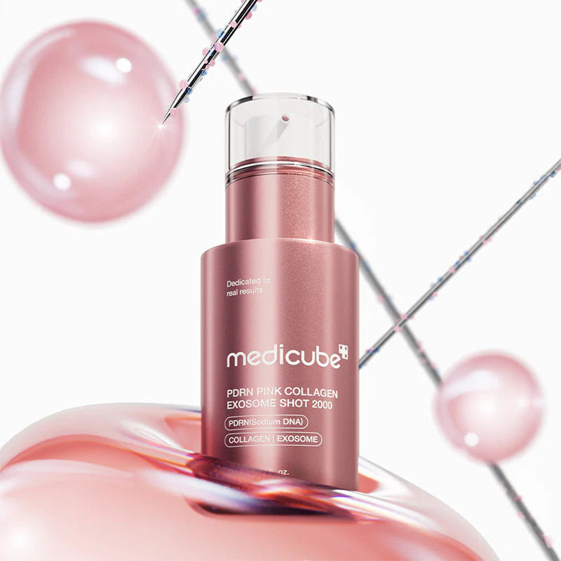 Frasco do sérum PDRN Medicube junto a esfera translúcida rosa e partículas em fundo abstrato