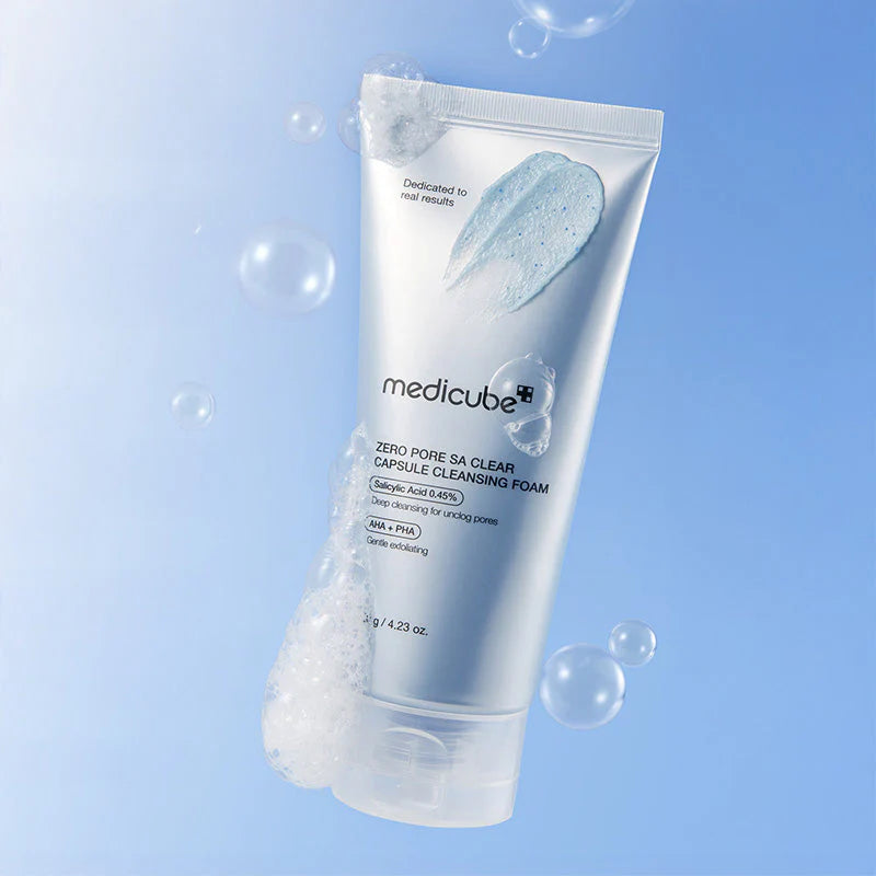 Tubo da espuma de limpeza Medicube com bolhas de espuma sobre fundo azul