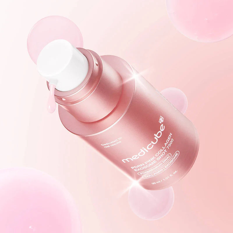 Medicube PDRN Pink Collagen Exosome Shot 7500 em ângulo, com gota de sérum e fundo rosa