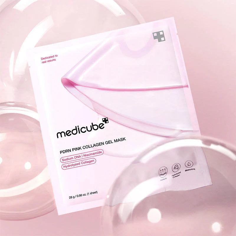 Embalagem da máscara Medicube PDRN Pink Collagen sobre esferas de vidro decorativas