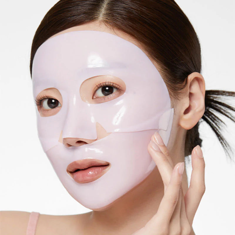 Modelo com a máscara facial Medicube PDRN Pink Collagen aplicada no rosto
