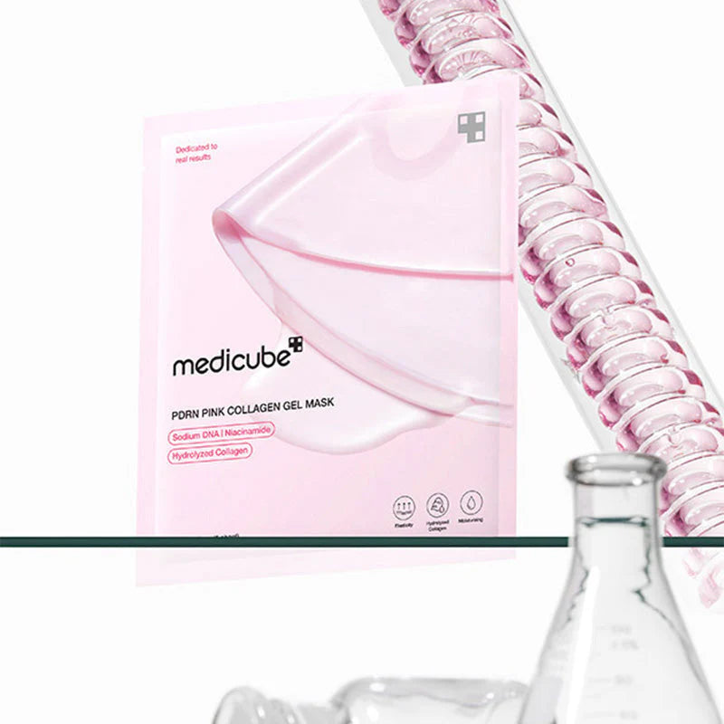 Embalagem da Medicube PDRN Pink Collagen Gel Mask com elementos de laboratório ao fundo