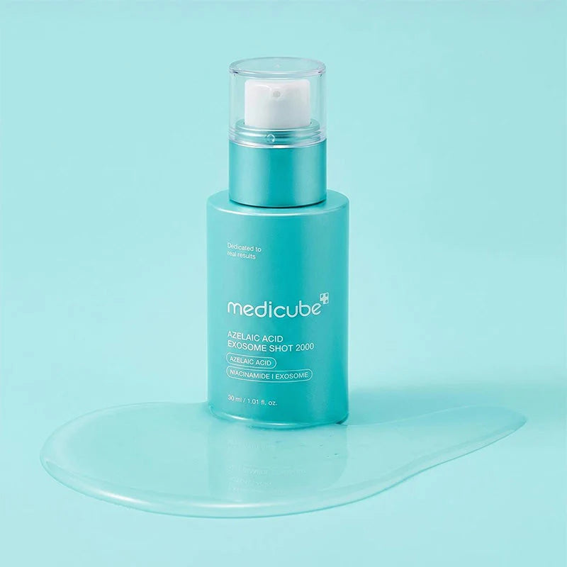 Frasco da ampola com um traço da textura em gel espalhado à frente, fundo azul-claro