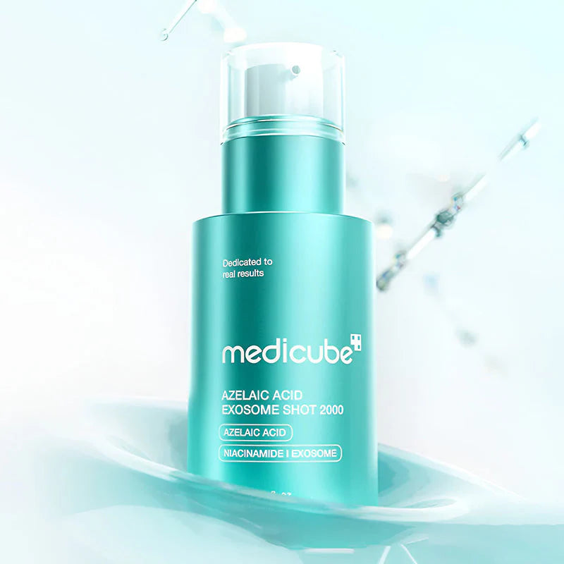 Frasco da ampola Medicube com respingo da textura em gel ao fundo