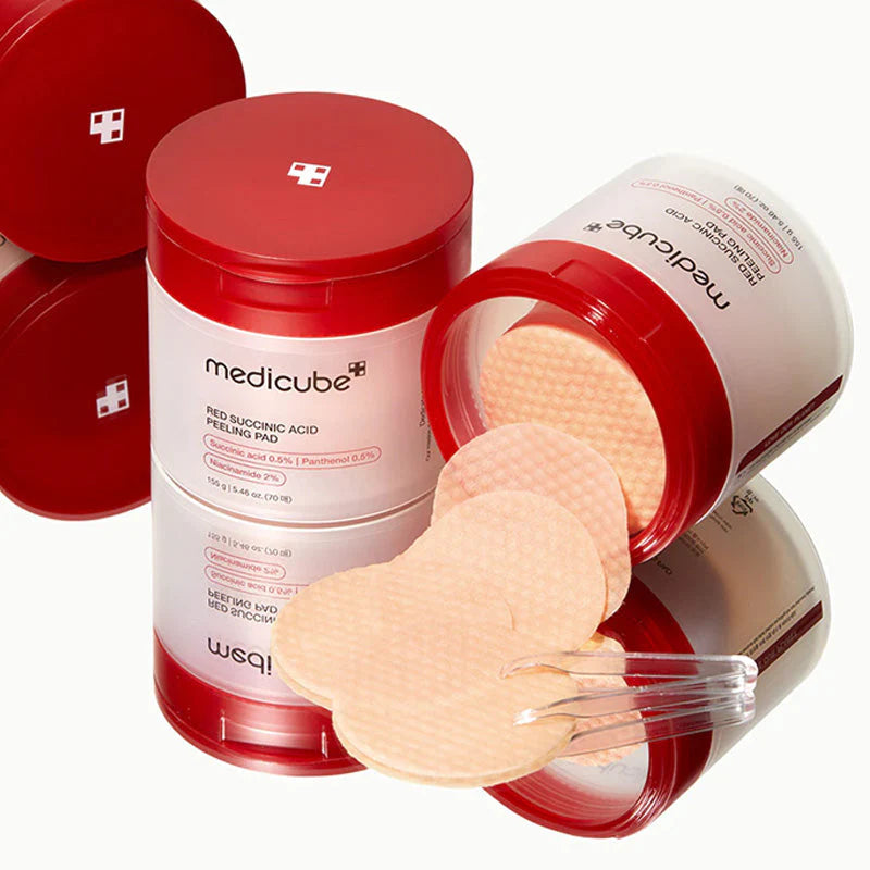 Frascos Medicube abertos e fechados, com discos tónicos e pinça de aplicação