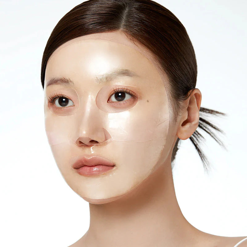 Máscara em gel transparente no rosto, indicando absorção dos ativos