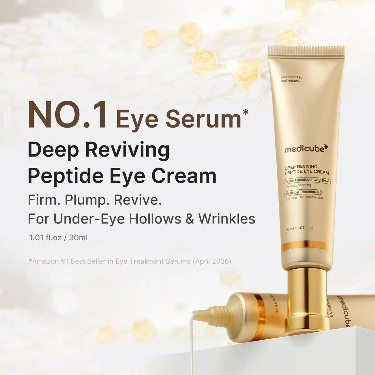 Tubo dourado de creme de olhos com péptidos e creme a escorrer sobre um pódio branco, com a frase Firm. Plump. Revive.