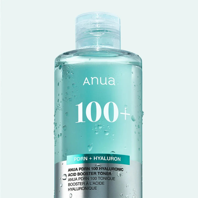 Pormenor do rótulo turquesa com o número 100+ sobre fundo verde-água