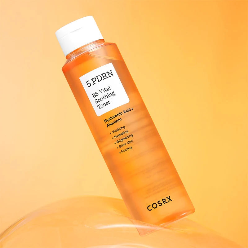 Frasco COSRX 5 PDRN B5 inclinado sobre fundo laranja com efeito de balão