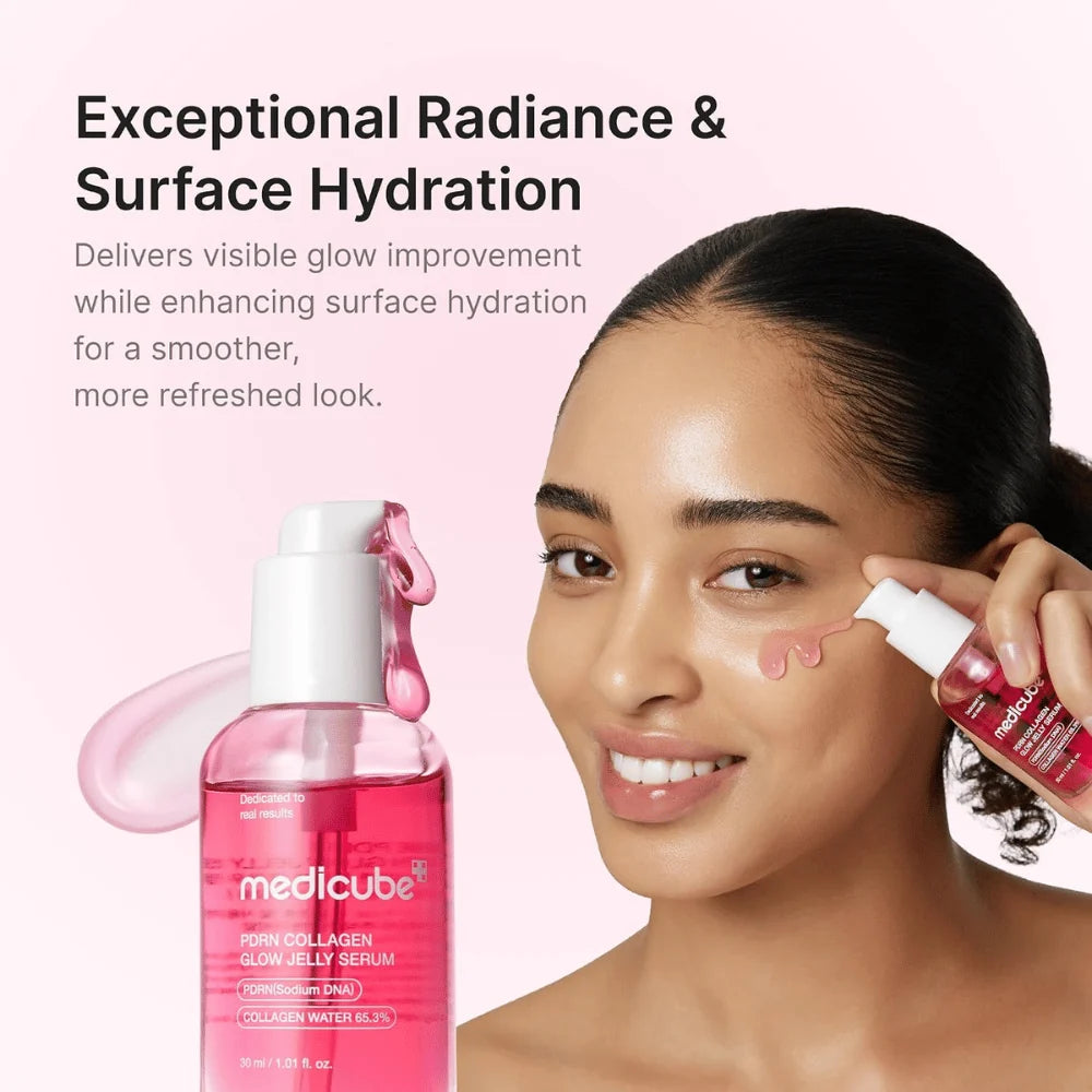 Mulher a aplicar uma gota de sérum rosa na face, junto ao frasco com bomba e a uma amostra da textura