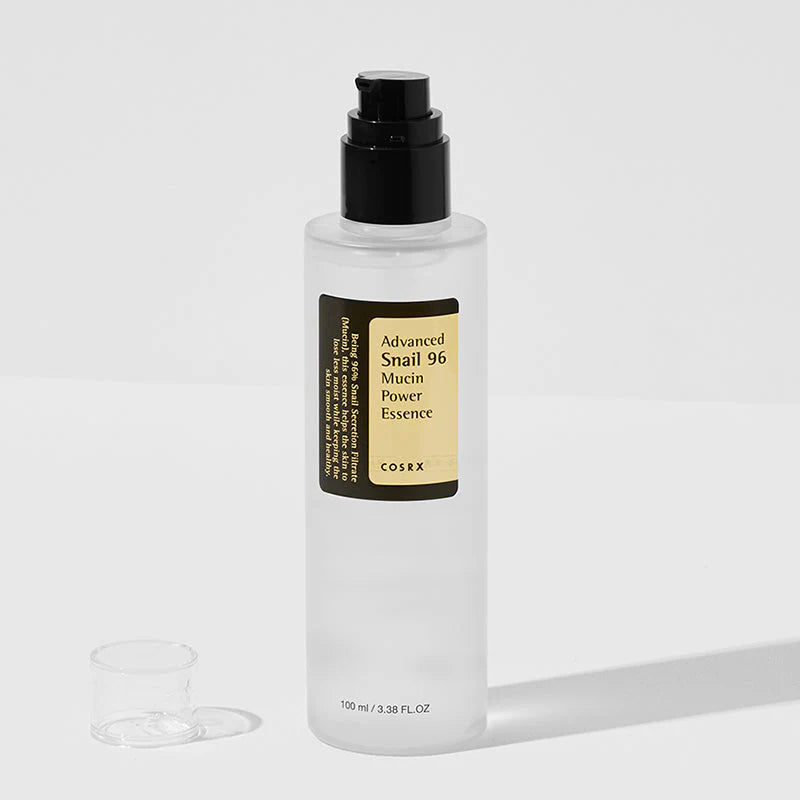 Frasco branco da COSRX Advanced Snail 96 Mucin Power Essence com doseador em fundo branco liso
