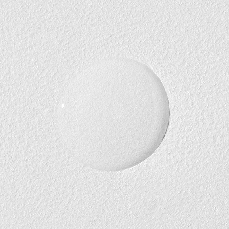 Textura transparente e gelatinosa da essência COSRX Snail 96 sobre fundo claro