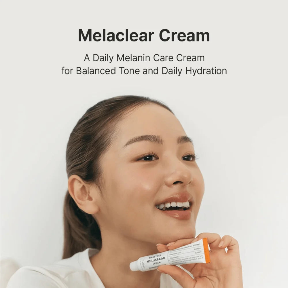 Mulher a sorrir com um tubo de Melaclear Cream na mão, junto ao queixo