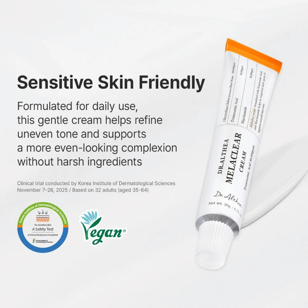 Tubo de Melaclear Cream sobre uma textura de creme, com selo de teste clínico em pele sensível e logótipo Vegan