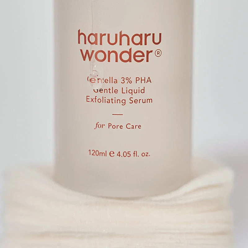 Rótulo do haruharu wonder Centella 3% PHA Gentle Liquid Exfoliating Serum sobre disco de algodão