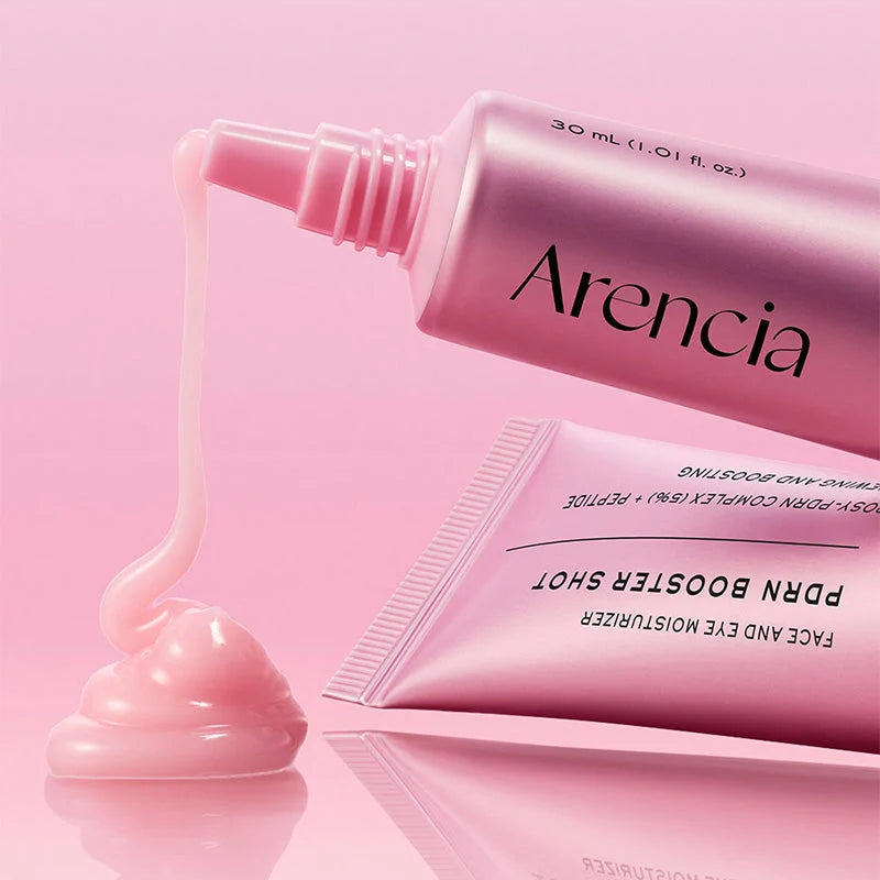 Tubo do Arencia PDRN Booster Shot com creme a escorrer, fundo rosa