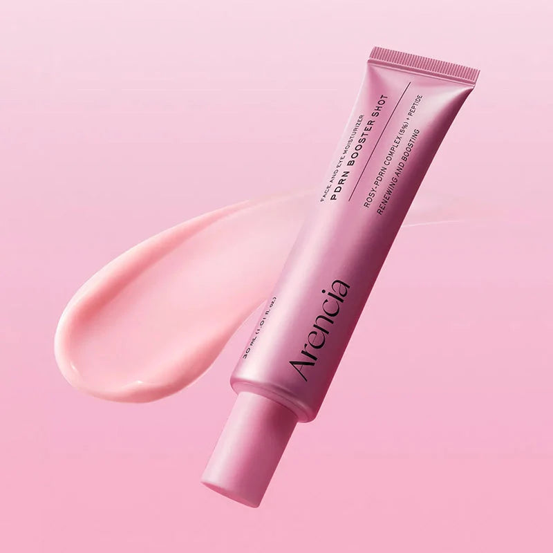 Arencia PDRN Booster Shot: tubo cor-de-rosa e textura do creme, fundo rosa