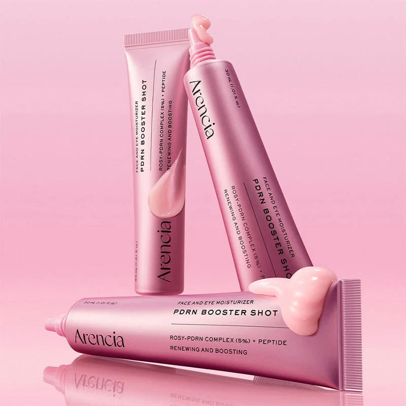 Três tubos do Arencia PDRN Booster Shot com creme visível, fundo rosa