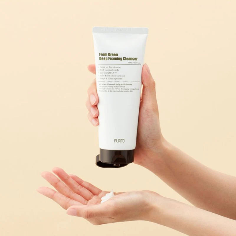Purito Seoul From Green Deep Foaming Cleanser aplicação produto espremido textura cremosa nas mãos