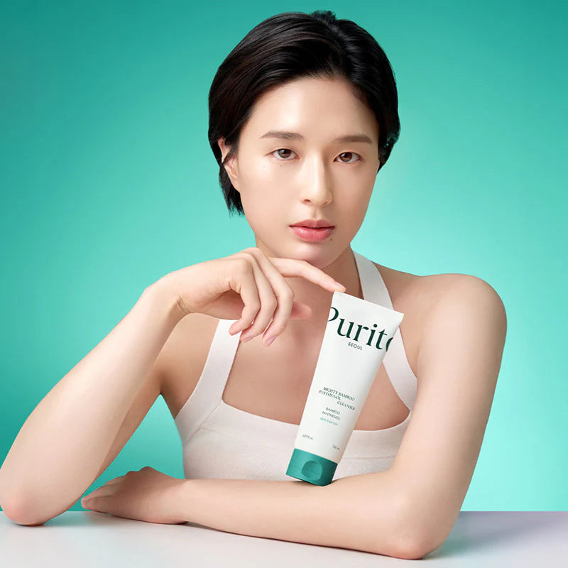 Modelo segura tubo Purito Seoul Mighty Bamboo Panthenol Cleanser gel de limpeza pele sensível