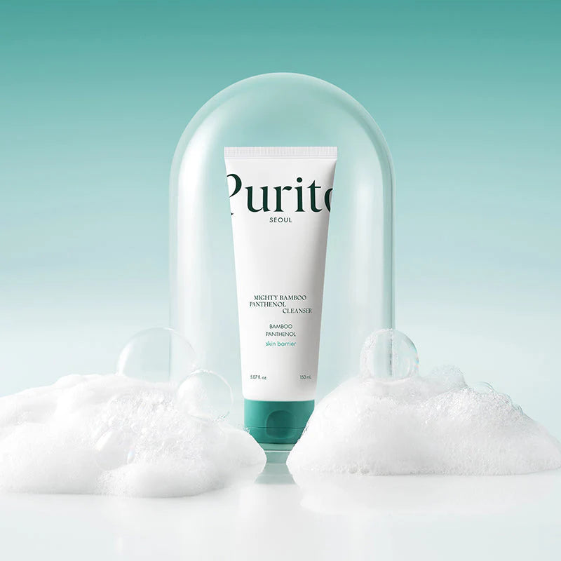 Purito Seoul Mighty Bamboo Panthenol Cleanser tubo rodeado de espuma suave fundo verde água