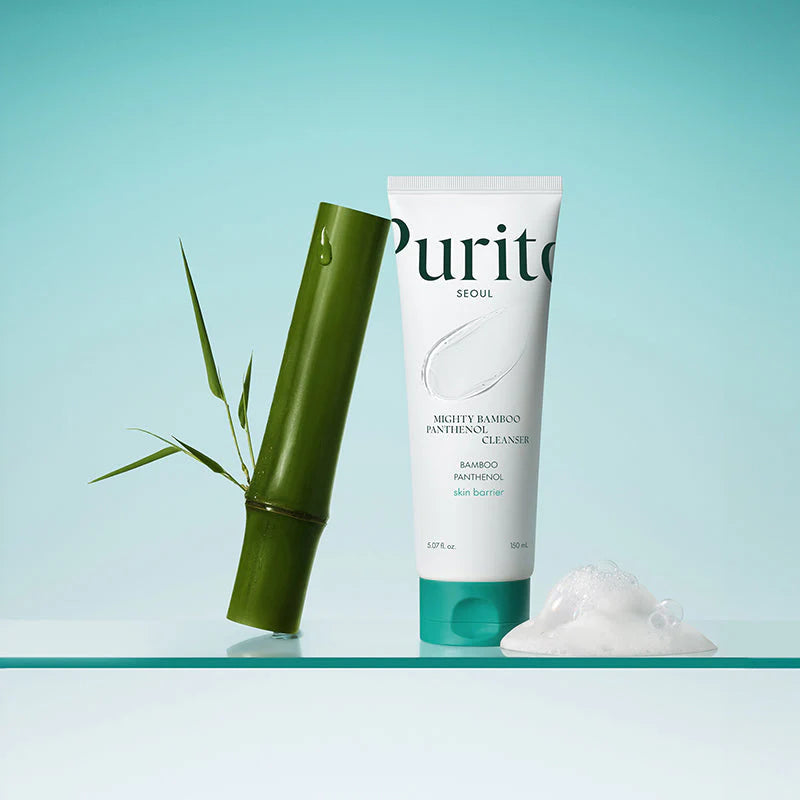Purito Seoul Mighty Bamboo Panthenol Cleanser com bambu fresco e espuma ao lado fundo azul