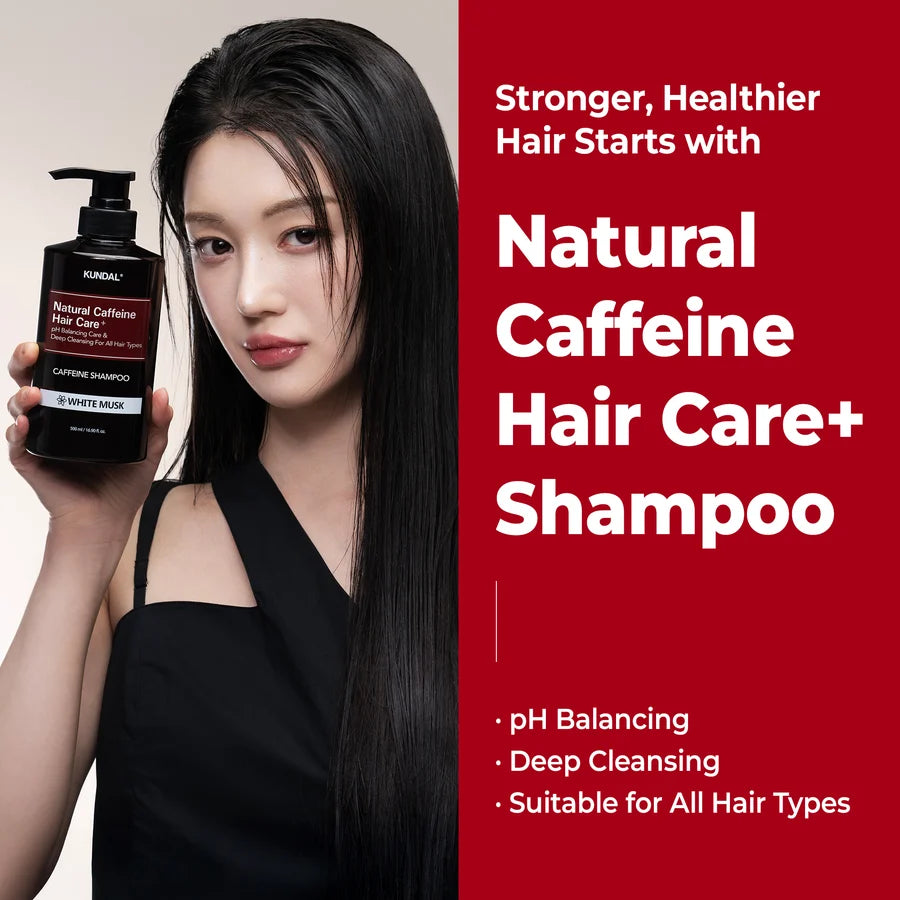 Kundal Caffeine Shampoo White Musk 500ml, champô com cafeína, segurado por mulher de cabelo preto comprido