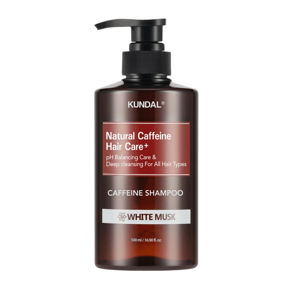 Frasco castanho escuro de 500ml com bomba doseadora e rótulo vermelho Natural Caffeine Hair Care+, fundo branco