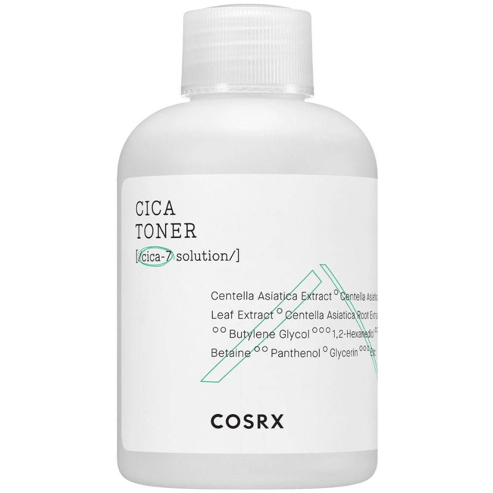 Frasco do COSRX Pure Fit Cica Toner, embalagem branca fosca em fundo neutro