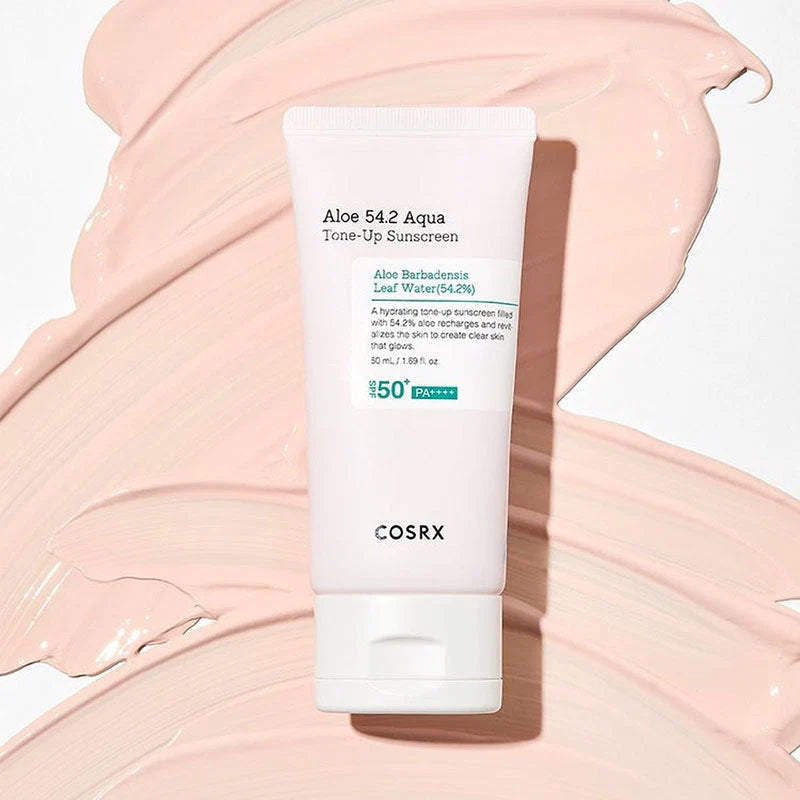 Embalagem do COSRX Aloe 54.2 Aqua Tone-Up Sunscreen sobre textura esbatida em tom pêssego