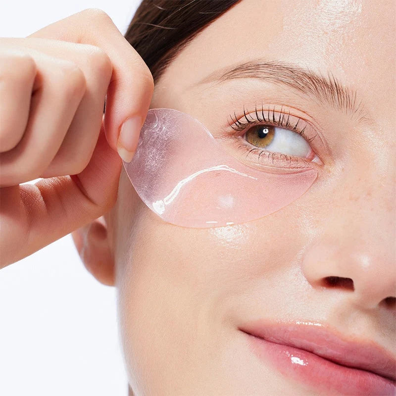 Aplicação do COSRX Peptide Collagen Eye Patch sob o olho, a remover a película protetora do patch