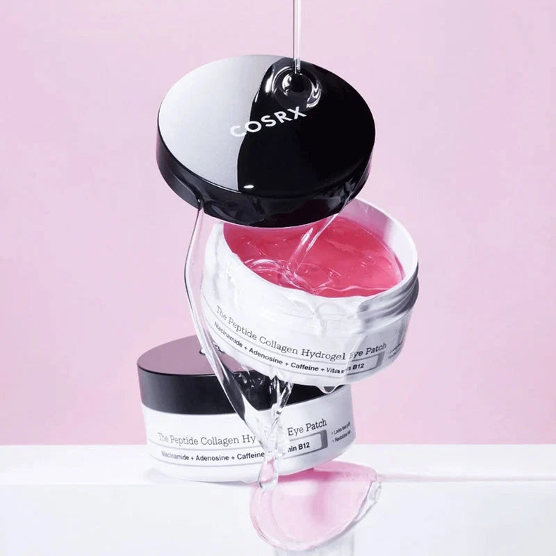 Textura em gel rosa do COSRX Peptide Collagen Eye Patch a verter sobre dois frascos empilhados