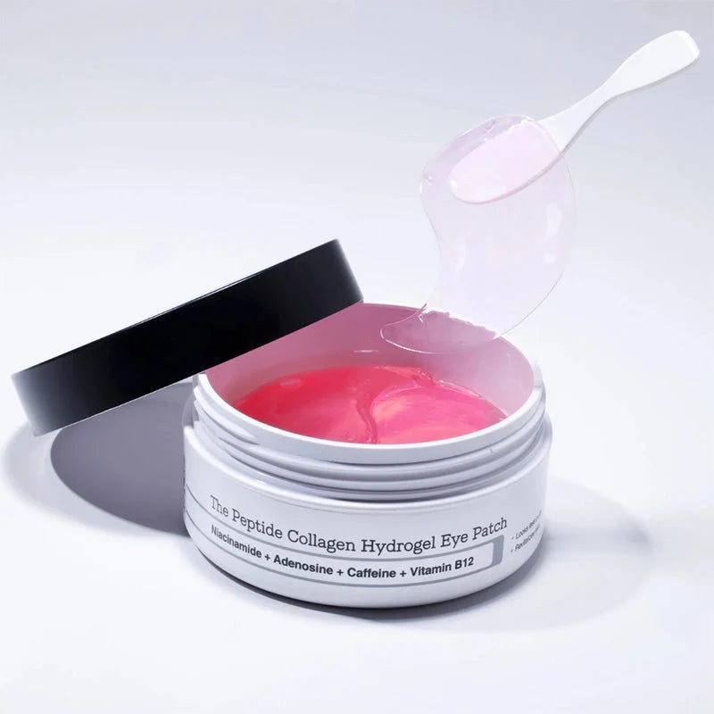 Espátula a retirar um patch de hidrogel rosa do frasco COSRX Peptide Collagen Eye Patch