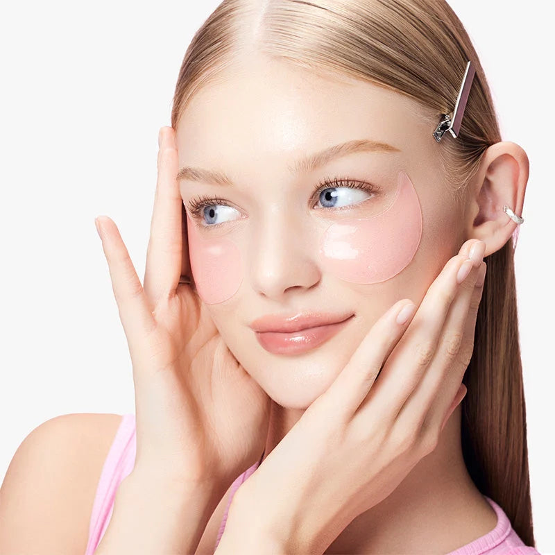 Modelo com os patches COSRX Peptide Collagen Eye Patch aplicados sob os dois olhos